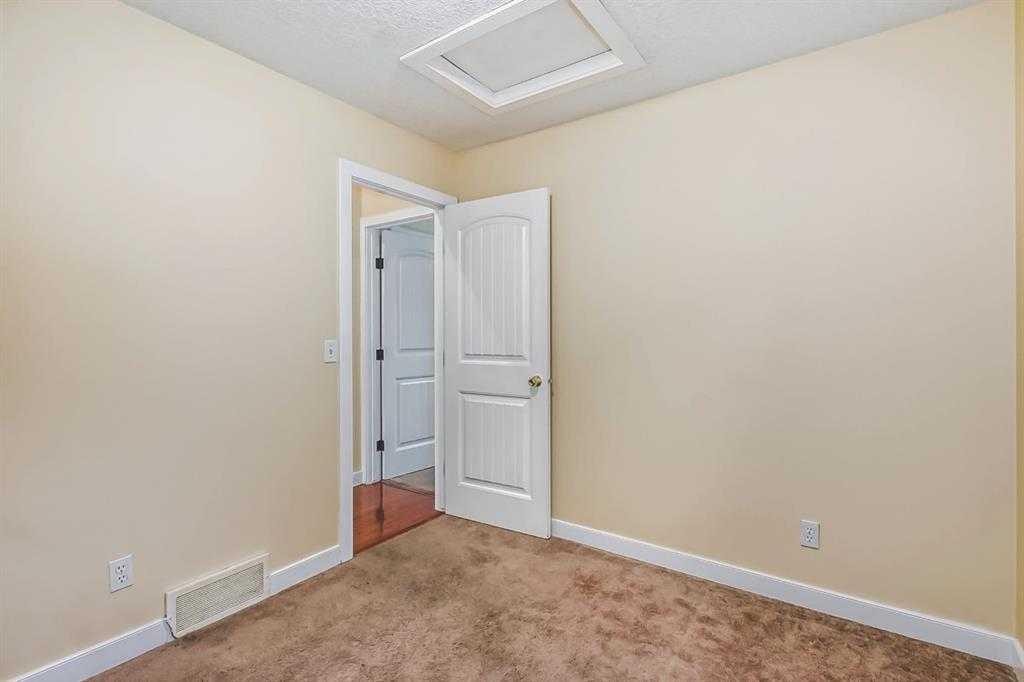 211 Saddlebrook Way Ne, Calgary, AB - Indoor Photo Showing Other Room