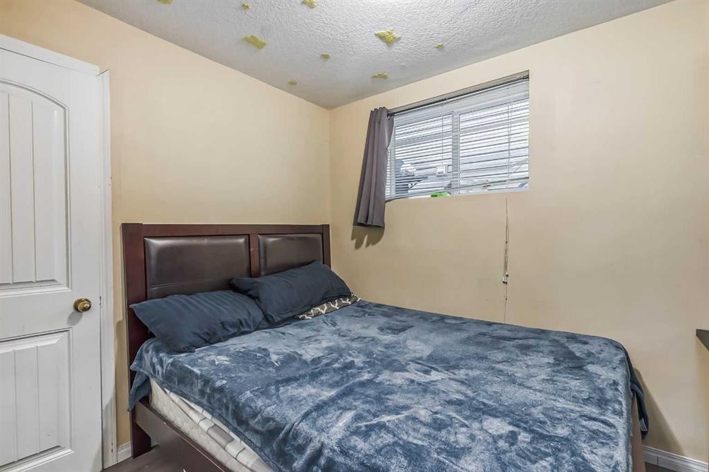 211 Saddlebrook Way Ne, Calgary, AB - Indoor Photo Showing Bedroom