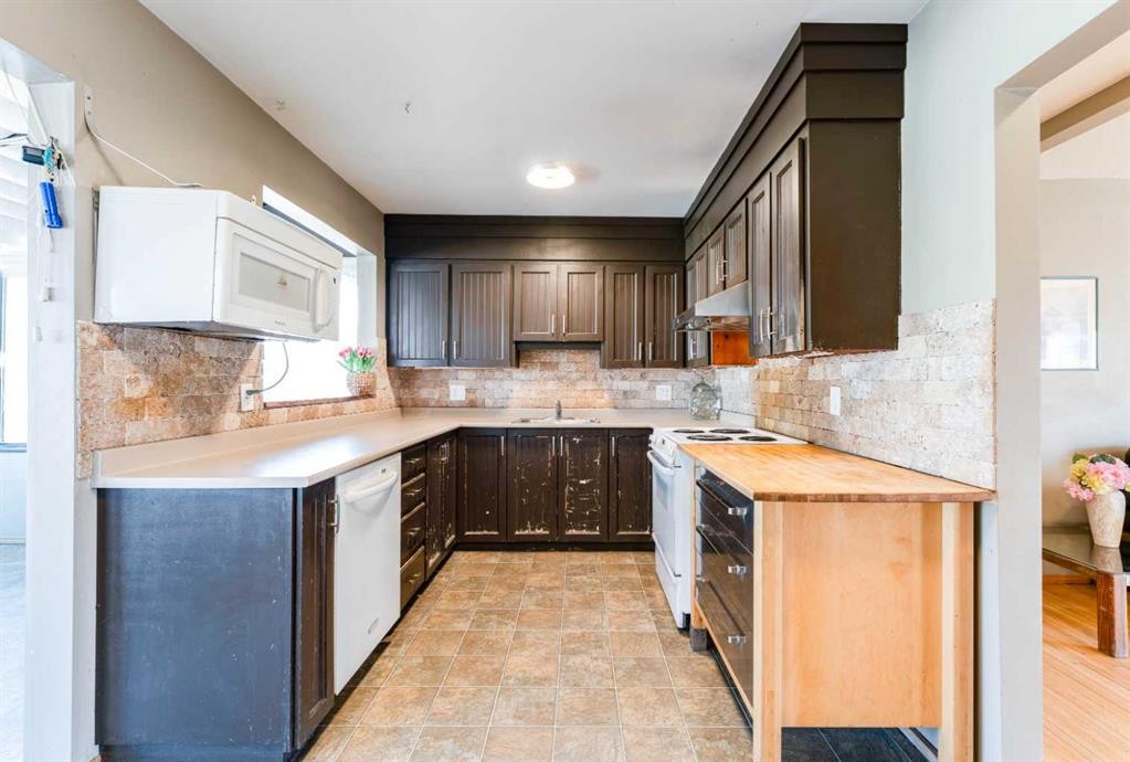 2018 Cottonwood Crescent Se, Calgary, AB - Indoor Photo Showing Kitchen