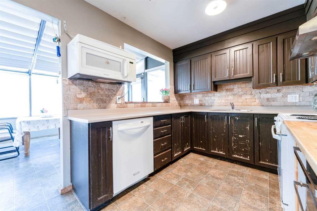 2018 Cottonwood Crescent Se, Calgary, AB - Indoor Photo Showing Kitchen