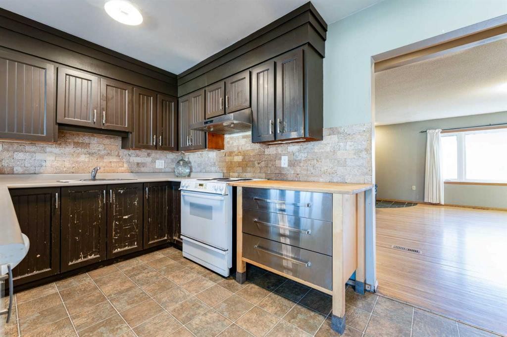 2018 Cottonwood Crescent Se, Calgary, AB - Indoor Photo Showing Kitchen
