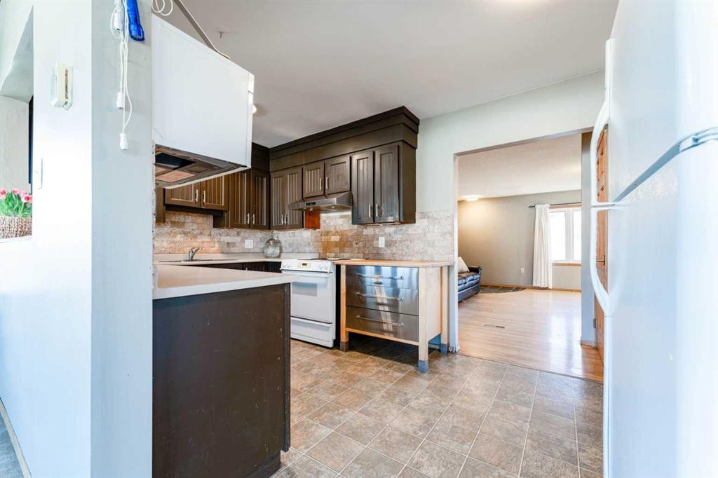 2018 Cottonwood Crescent Se, Calgary, AB - Indoor Photo Showing Kitchen