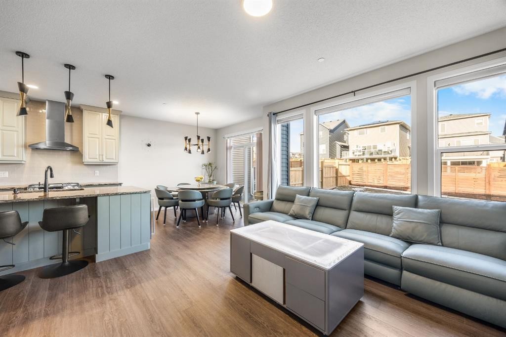17 Calhoun Crescent Ne, Calgary, AB - Indoor Photo Showing Living Room