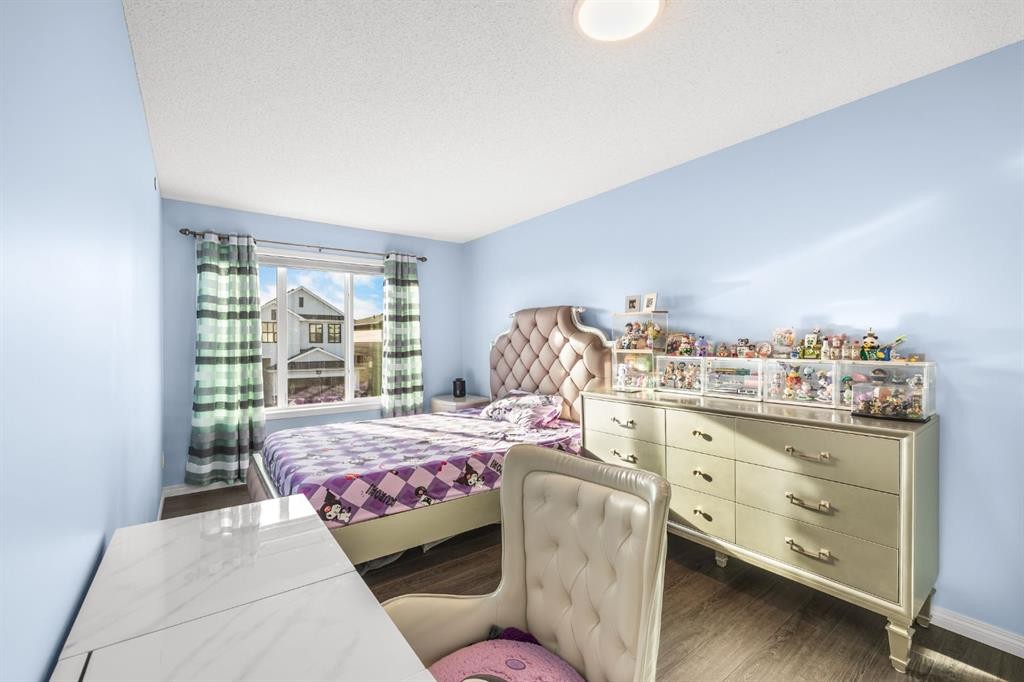 17 Calhoun Crescent Ne, Calgary, AB - Indoor Photo Showing Bedroom