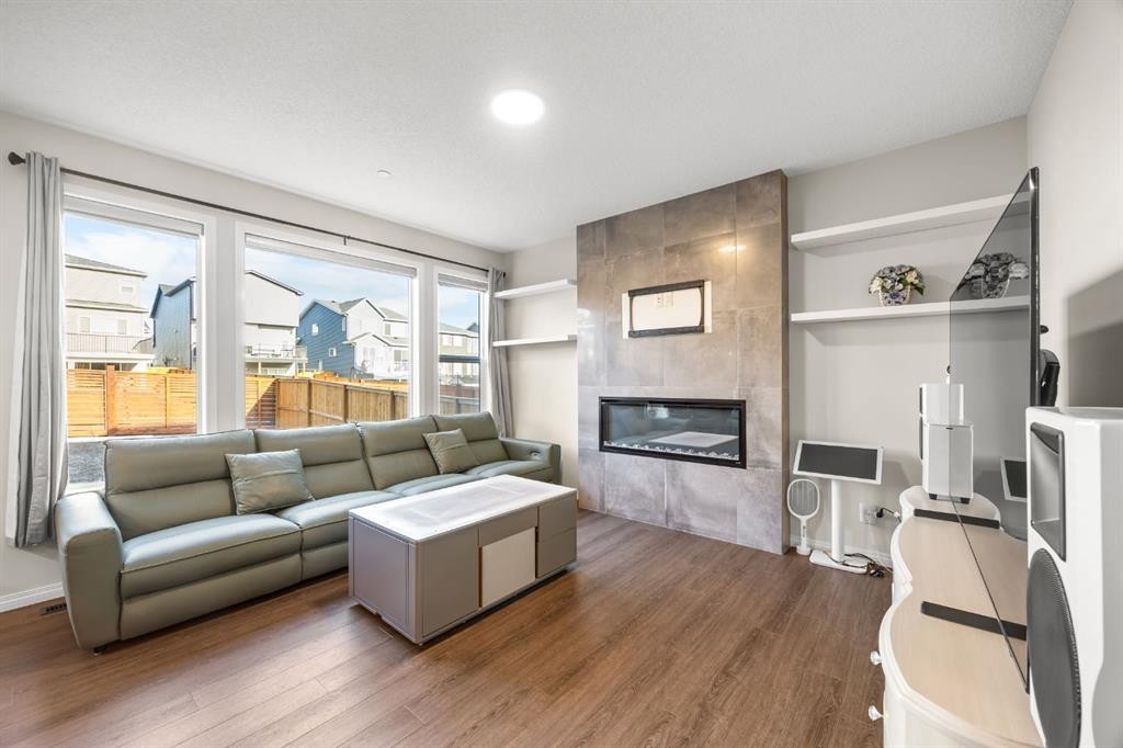 17 Calhoun Crescent Ne, Calgary, AB - Indoor Photo Showing Living Room With Fireplace