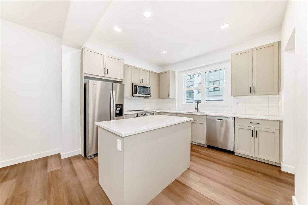 86 Heirloom Passage Se, Calgary, AB - Indoor Photo Showing Kitchen