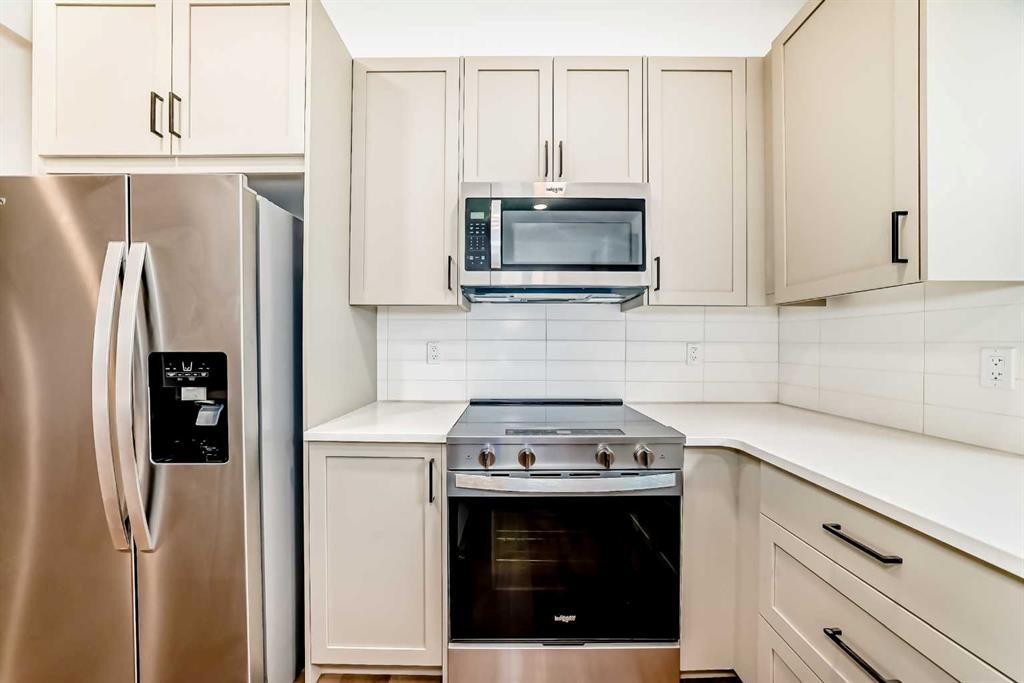 86 Heirloom Passage Se, Calgary, AB - Indoor Photo Showing Kitchen