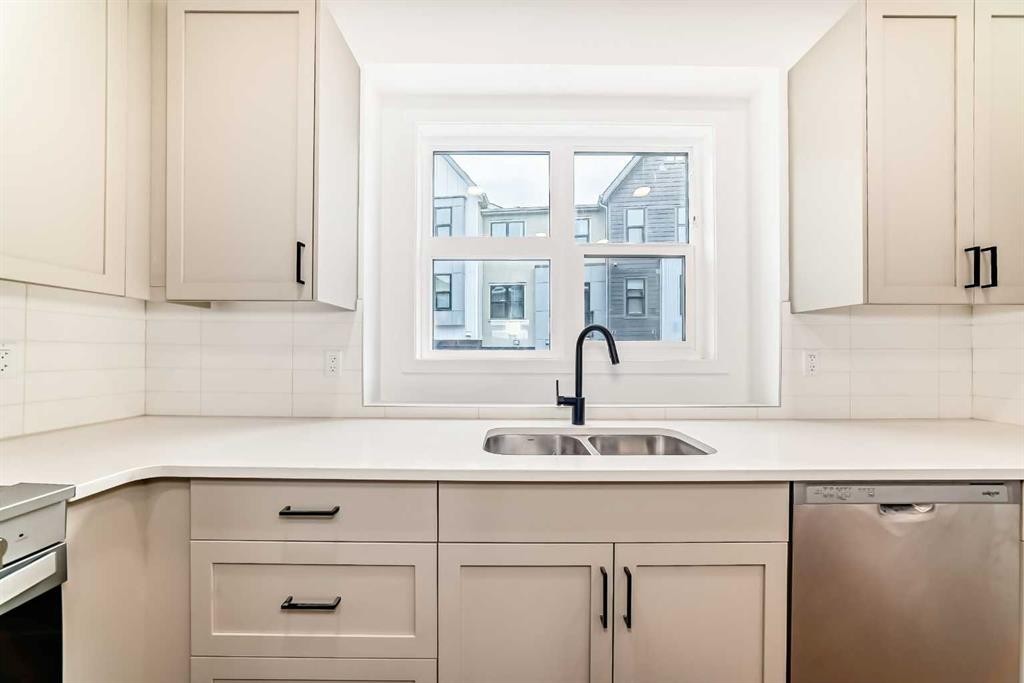 86 Heirloom Passage Se, Calgary, AB - Indoor Photo Showing Kitchen With Double Sink