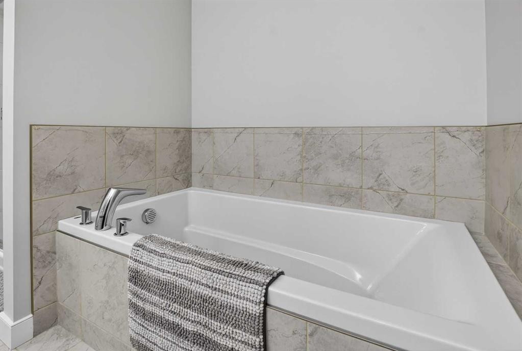 229 Nolanhurst Way Nw, Calgary, AB - Indoor Photo Showing Bathroom