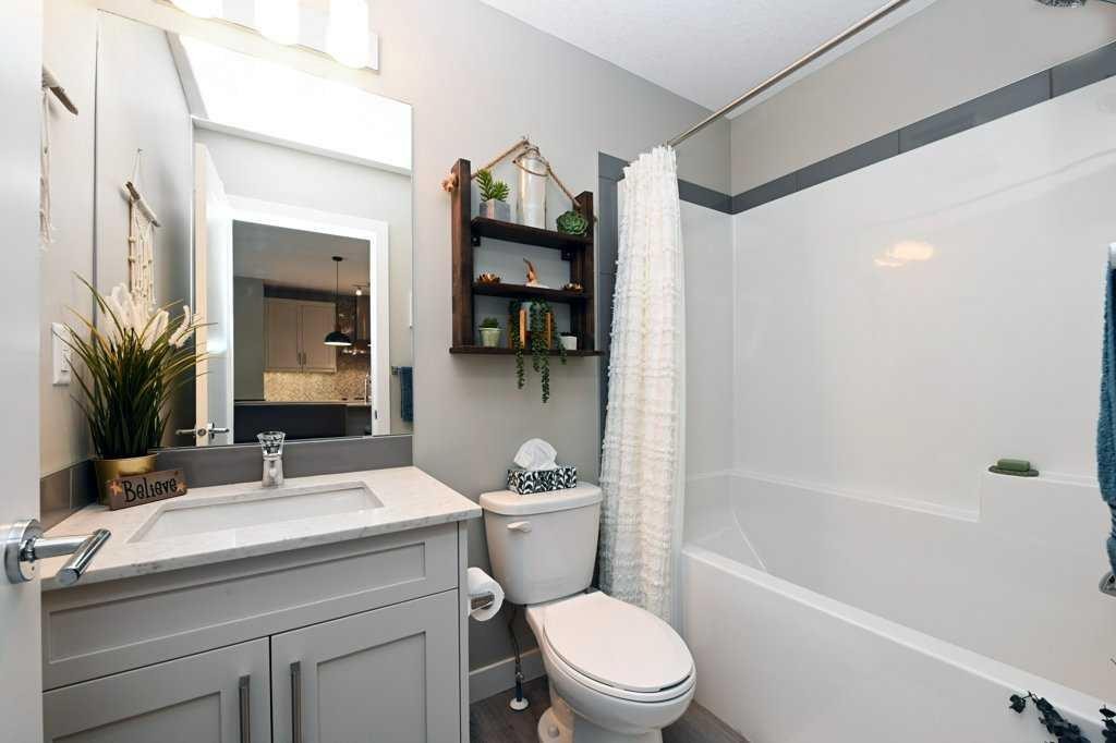 210-20 Walgrove Walk Se, Calgary, AB - Indoor Photo Showing Bathroom