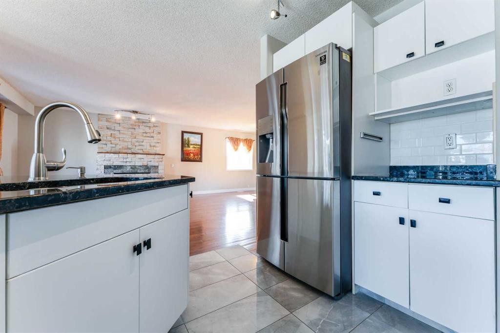 343 Millview Bay Sw, Calgary, AB - Indoor Photo Showing Kitchen