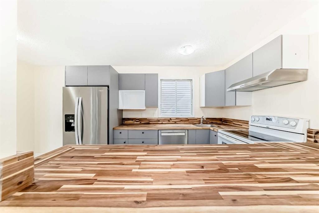 5 Templeby Way Ne, Calgary, AB - Indoor Photo Showing Kitchen