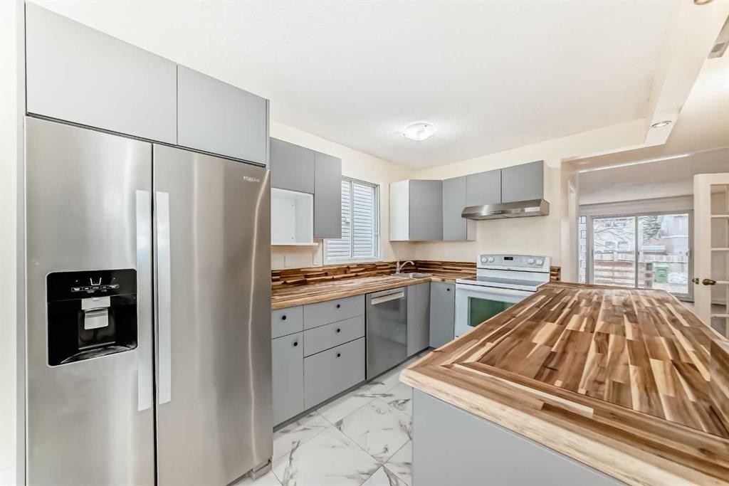 5 Templeby Way Ne, Calgary, AB - Indoor Photo Showing Kitchen With Double Sink