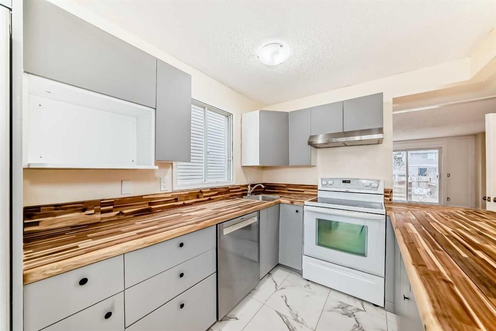 5 Templeby Way Ne, Calgary, AB - Indoor Photo Showing Kitchen