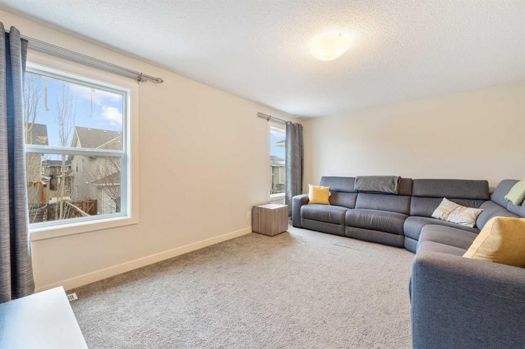 150 Auburn Springs Boulevard Se, Calgary, AB - Indoor Photo Showing Living Room