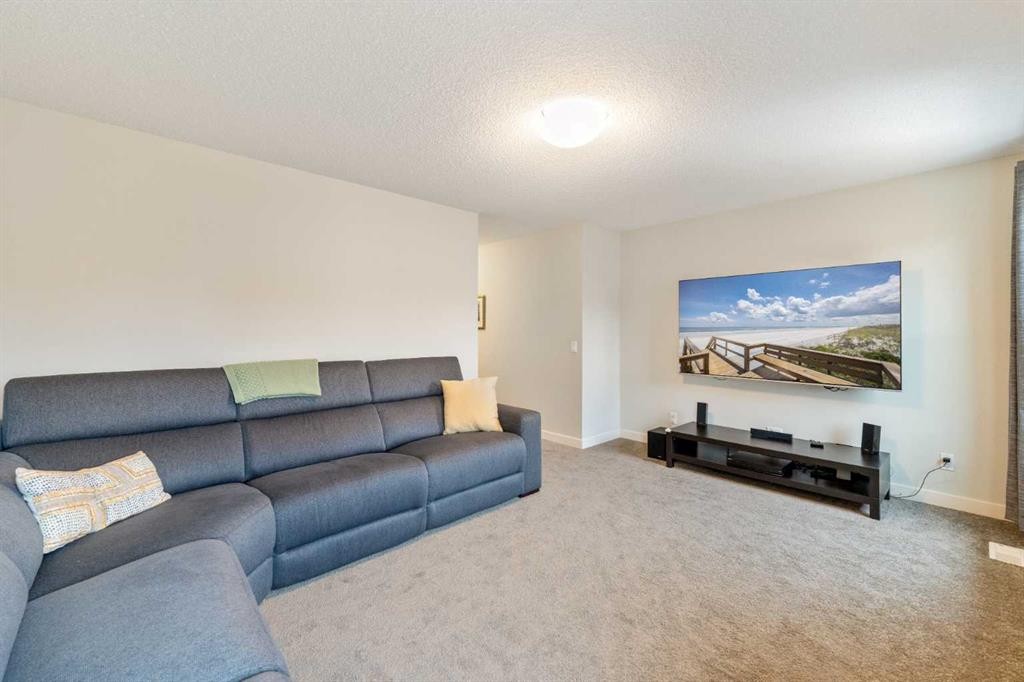 150 Auburn Springs Boulevard Se, Calgary, AB - Indoor Photo Showing Living Room