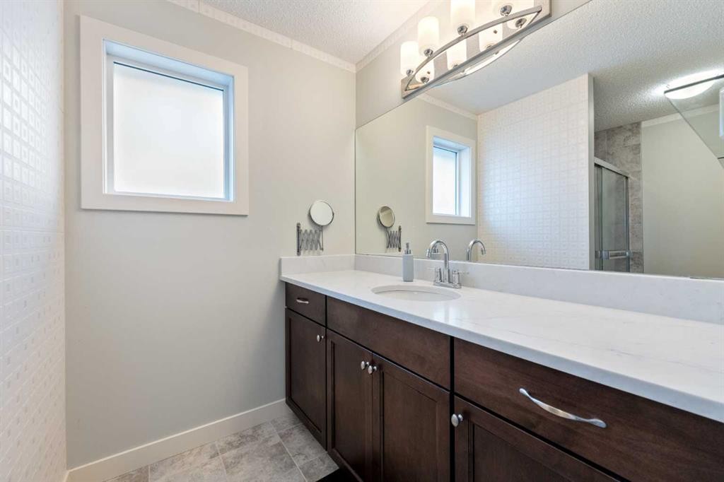 150 Auburn Springs Boulevard Se, Calgary, AB - Indoor Photo Showing Bathroom