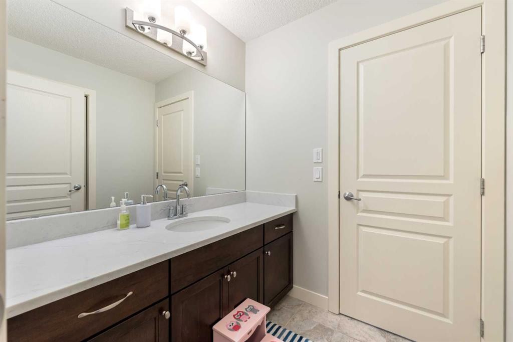 150 Auburn Springs Boulevard Se, Calgary, AB - Indoor Photo Showing Bathroom