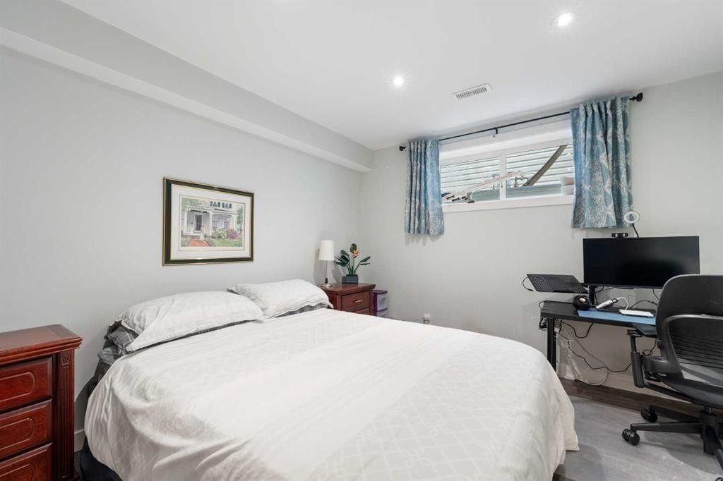 150 Auburn Springs Boulevard Se, Calgary, AB - Indoor Photo Showing Bedroom