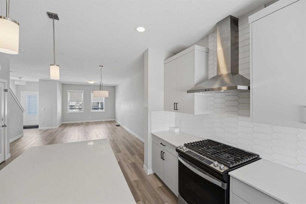 125 Edith Gate Nw, Calgary, AB - Indoor Photo Showing Kitchen