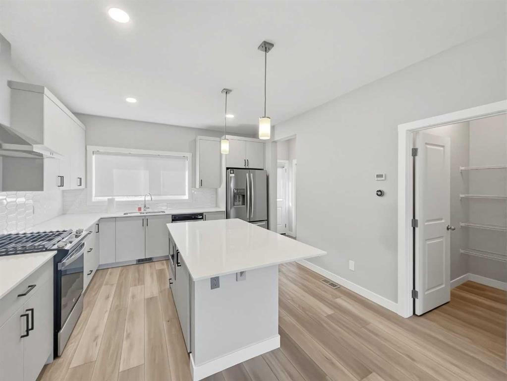125 Edith Gate Nw, Calgary, AB - Indoor Photo Showing Kitchen With Stainless Steel Kitchen With Upgraded Kitchen