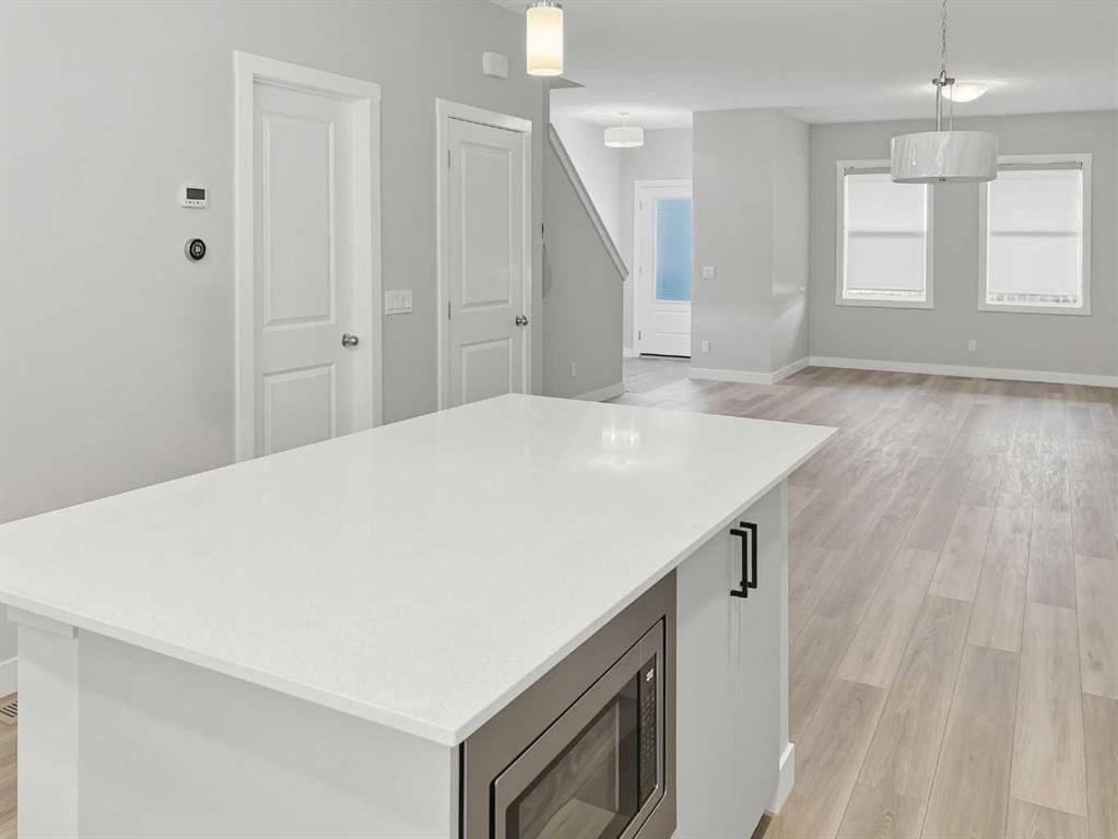 125 Edith Gate Nw, Calgary, AB - Indoor Photo Showing Kitchen