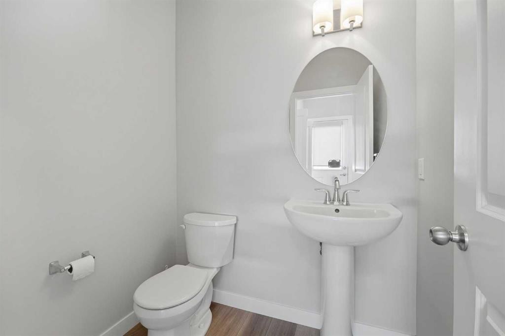 125 Edith Gate Nw, Calgary, AB - Indoor Photo Showing Bathroom