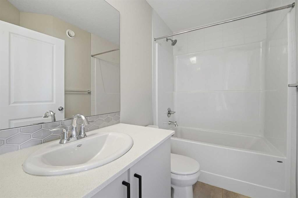 125 Edith Gate Nw, Calgary, AB - Indoor Photo Showing Bathroom