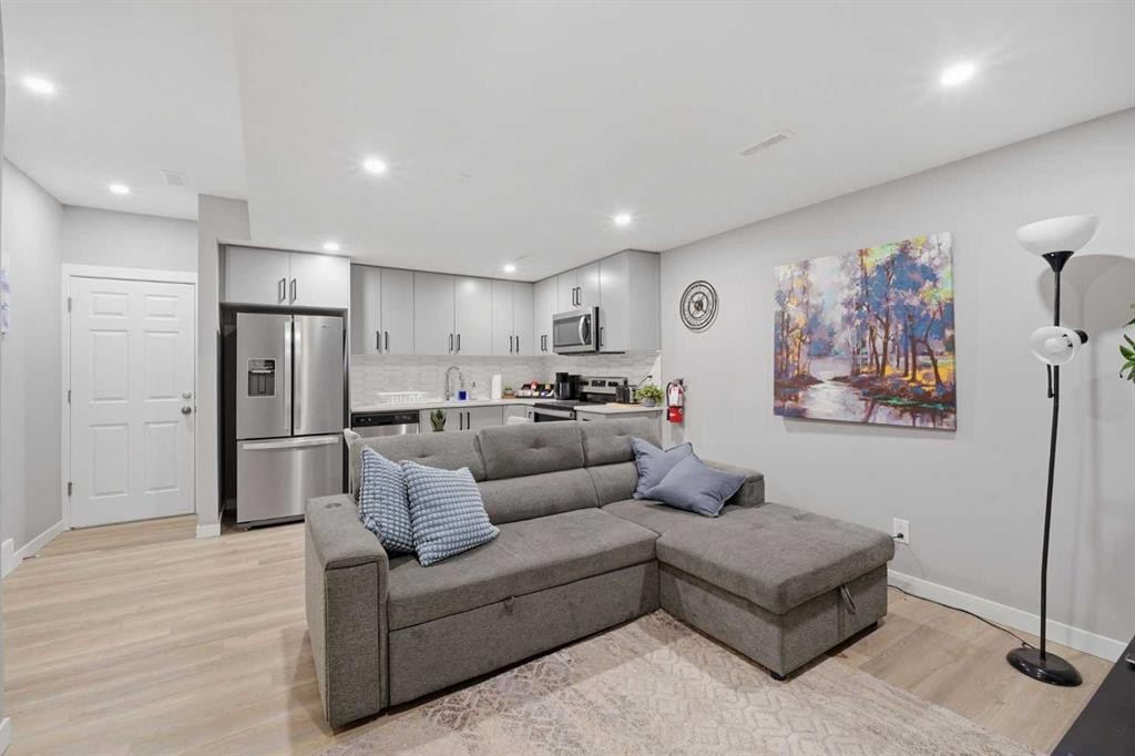 125 Edith Gate Nw, Calgary, AB - Indoor Photo Showing Living Room