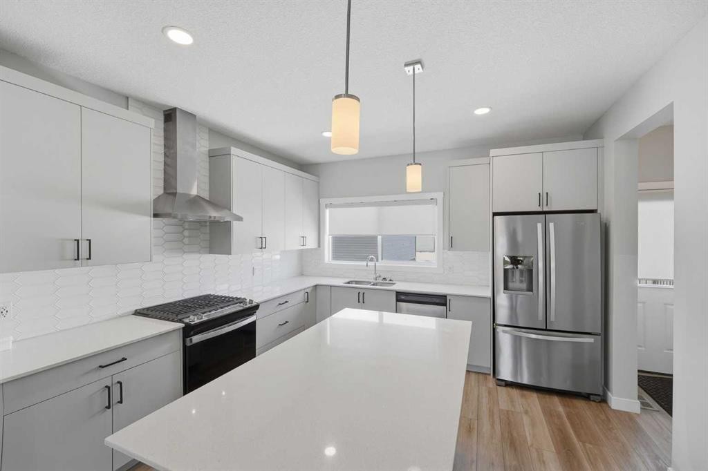 125 Edith Gate Nw, Calgary, AB - Indoor Photo Showing Kitchen With Stainless Steel Kitchen With Upgraded Kitchen