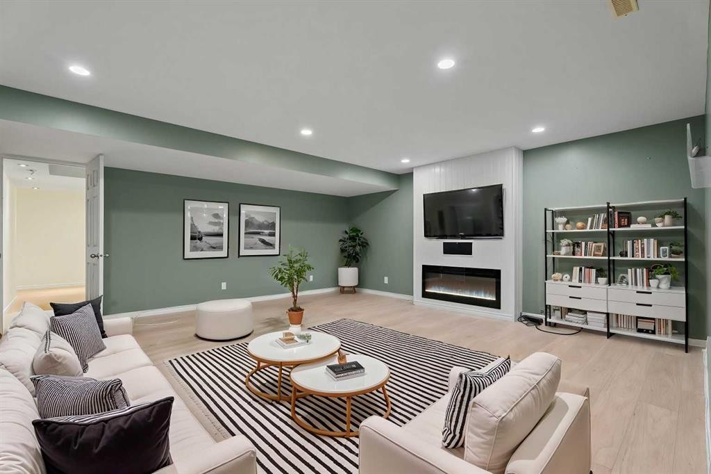 386 Mahogany Terrace Se, Calgary, AB - Indoor Photo Showing Living Room
