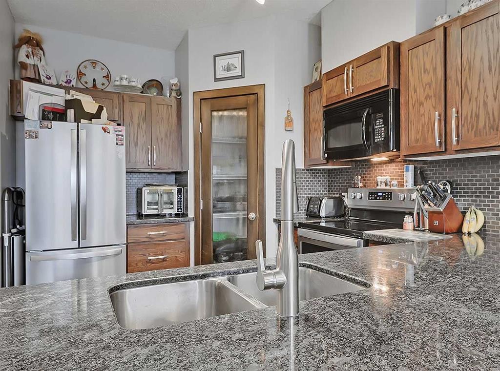 32-351 Monteith Drive Se, High River, AB - Indoor Photo Showing Kitchen With Double Sink With Upgraded Kitchen