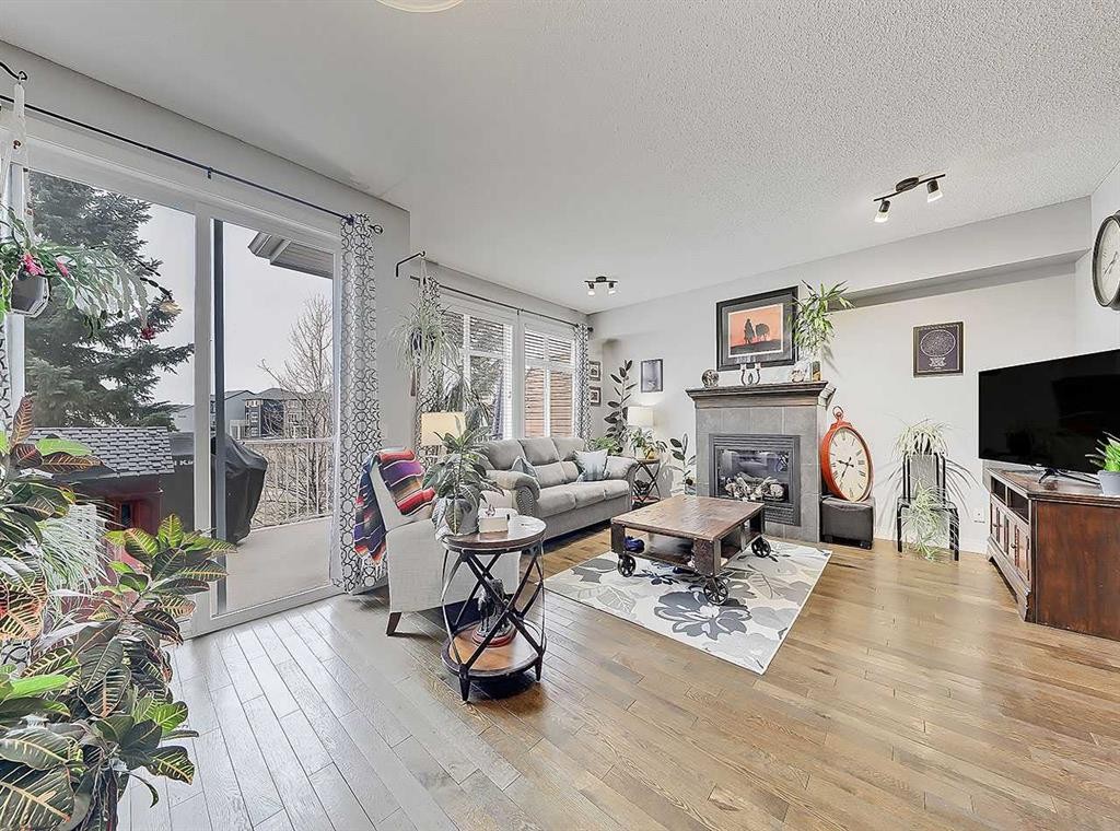 32-351 Monteith Drive Se, High River, AB - Indoor Photo Showing Living Room