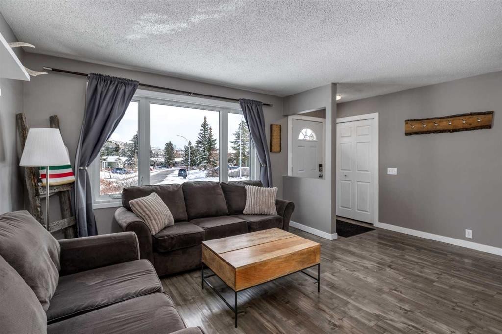 94 Glendale Way, Cochrane, AB - Indoor Photo Showing Living Room