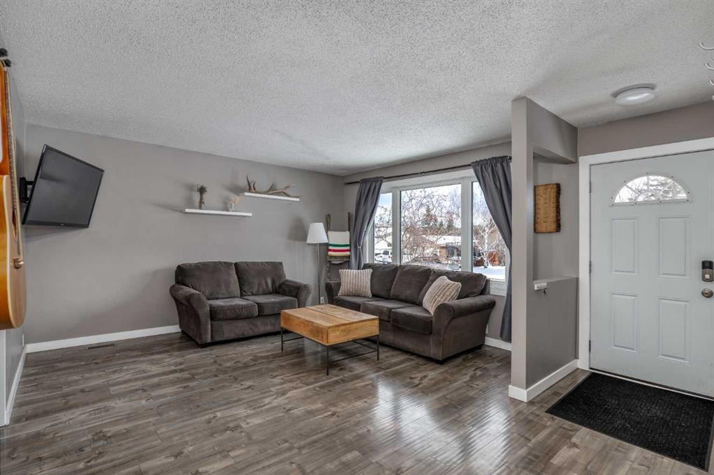 94 Glendale Way, Cochrane, AB - Indoor Photo Showing Living Room