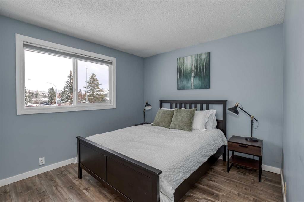 94 Glendale Way, Cochrane, AB - Indoor Photo Showing Bedroom