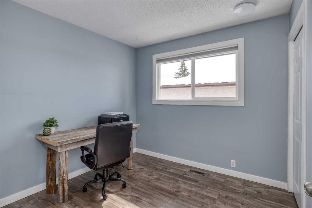 94 Glendale Way, Cochrane, AB - Indoor Photo Showing Office