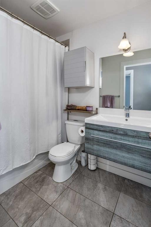 94 Glendale Way, Cochrane, AB - Indoor Photo Showing Bathroom
