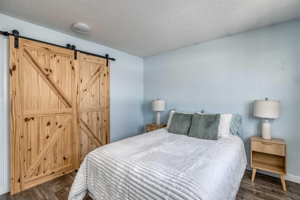 94 Glendale Way, Cochrane, AB - Indoor Photo Showing Bedroom