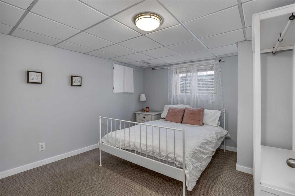 94 Glendale Way, Cochrane, AB - Indoor Photo Showing Bedroom
