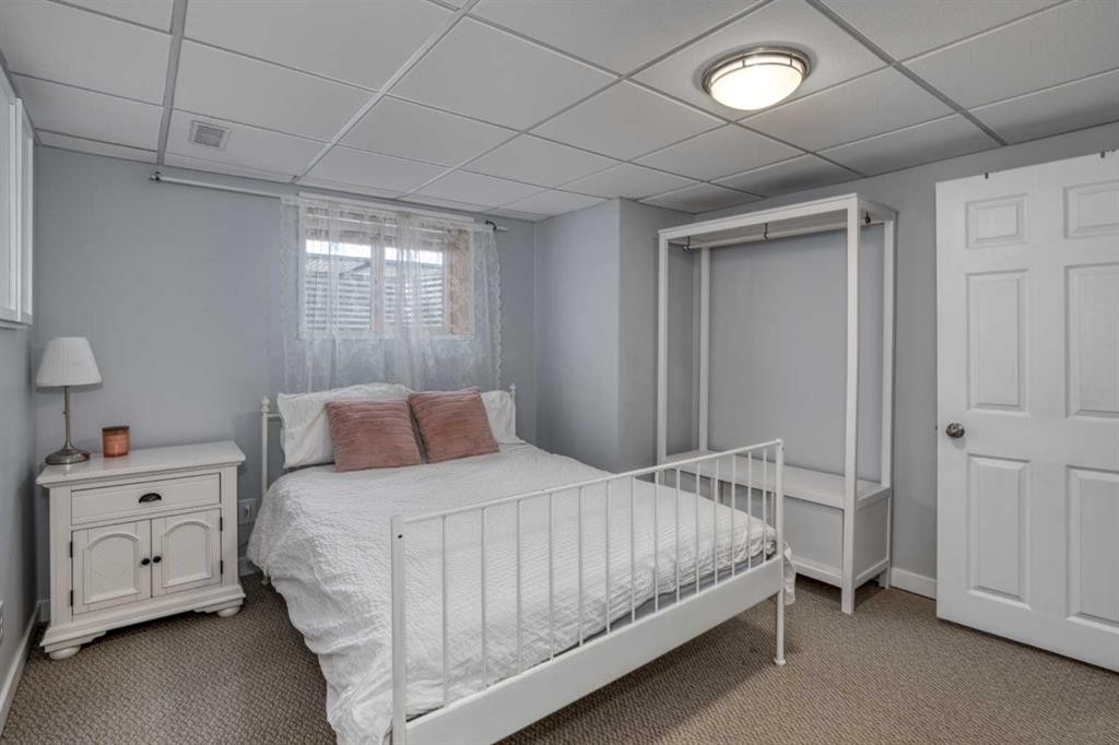 94 Glendale Way, Cochrane, AB - Indoor Photo Showing Bedroom