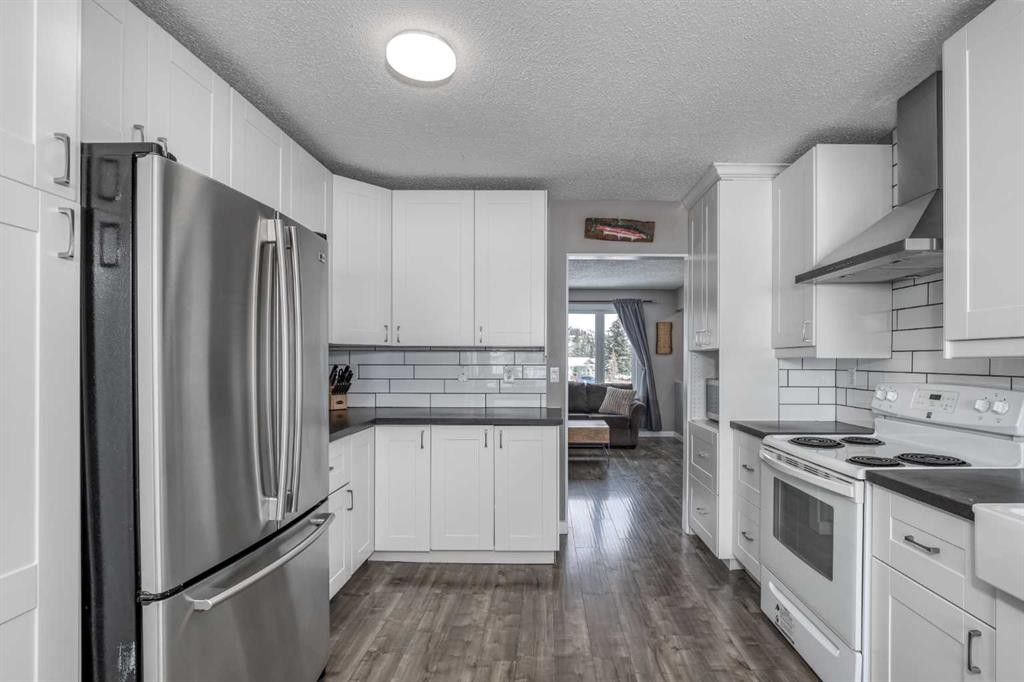 94 Glendale Way, Cochrane, AB - Indoor Photo Showing Kitchen