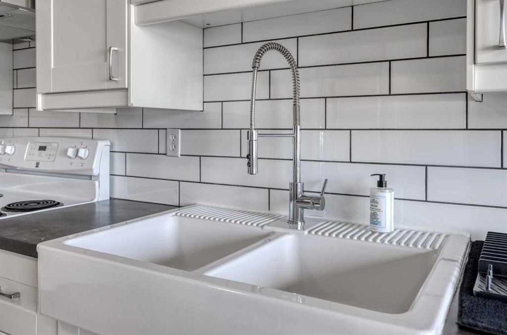 94 Glendale Way, Cochrane, AB - Indoor Photo Showing Kitchen With Double Sink