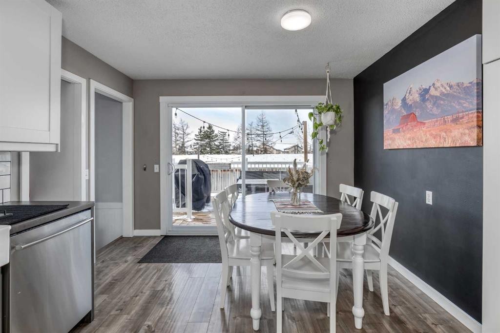 94 Glendale Way, Cochrane, AB - Indoor Photo Showing Dining Room