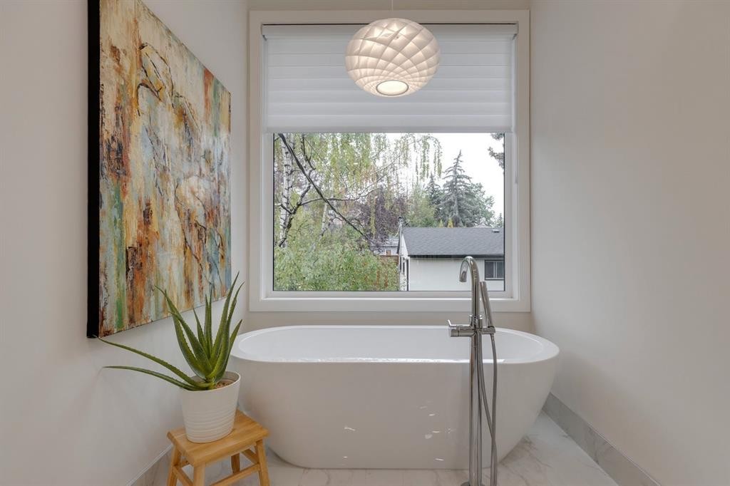 1307 Hamilton Street Nw, Calgary, AB - Indoor Photo Showing Bathroom