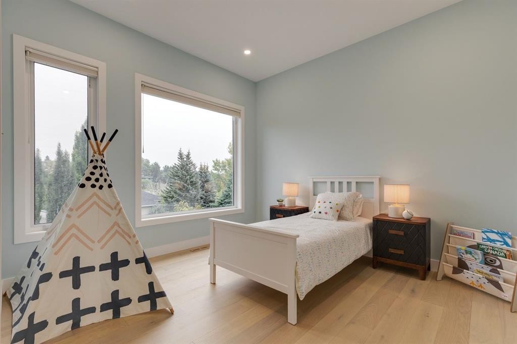 1307 Hamilton Street Nw, Calgary, AB - Indoor Photo Showing Bedroom