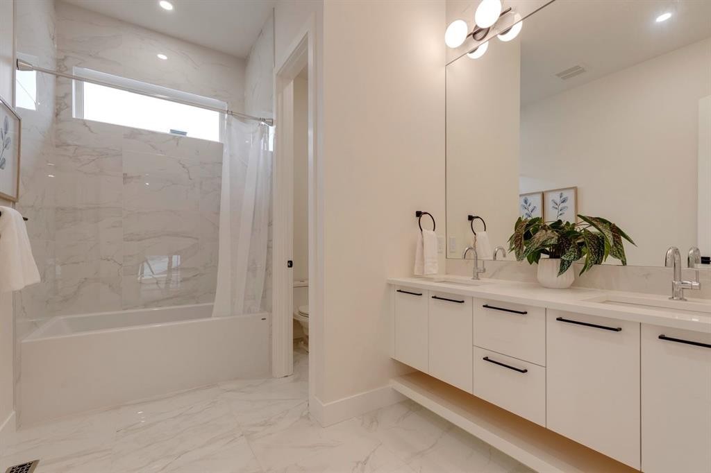 1307 Hamilton Street Nw, Calgary, AB - Indoor Photo Showing Bathroom