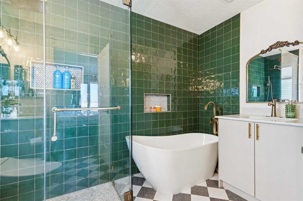 642 Schooner Cove Nw, Calgary, AB - Indoor Photo Showing Bathroom