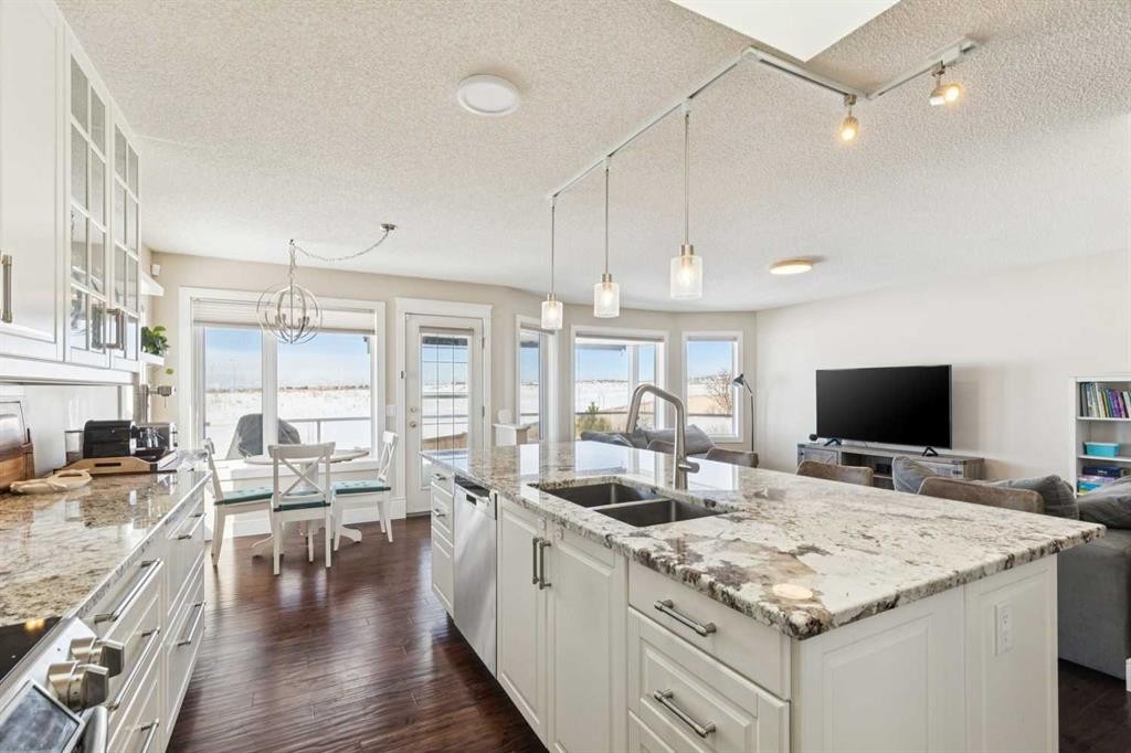 642 Schooner Cove Nw, Calgary, AB - Indoor Photo Showing Kitchen With Double Sink With Upgraded Kitchen