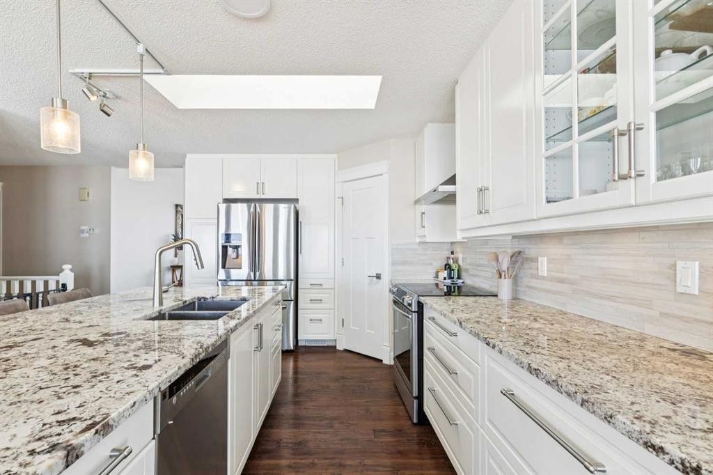 642 Schooner Cove Nw, Calgary, AB - Indoor Photo Showing Kitchen With Stainless Steel Kitchen With Double Sink With Upgraded Kitchen